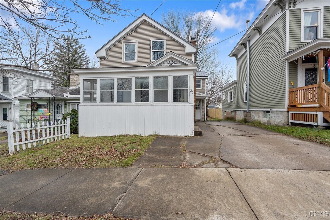 35 W 9th St in Oswego, NY - Foto de edificio
