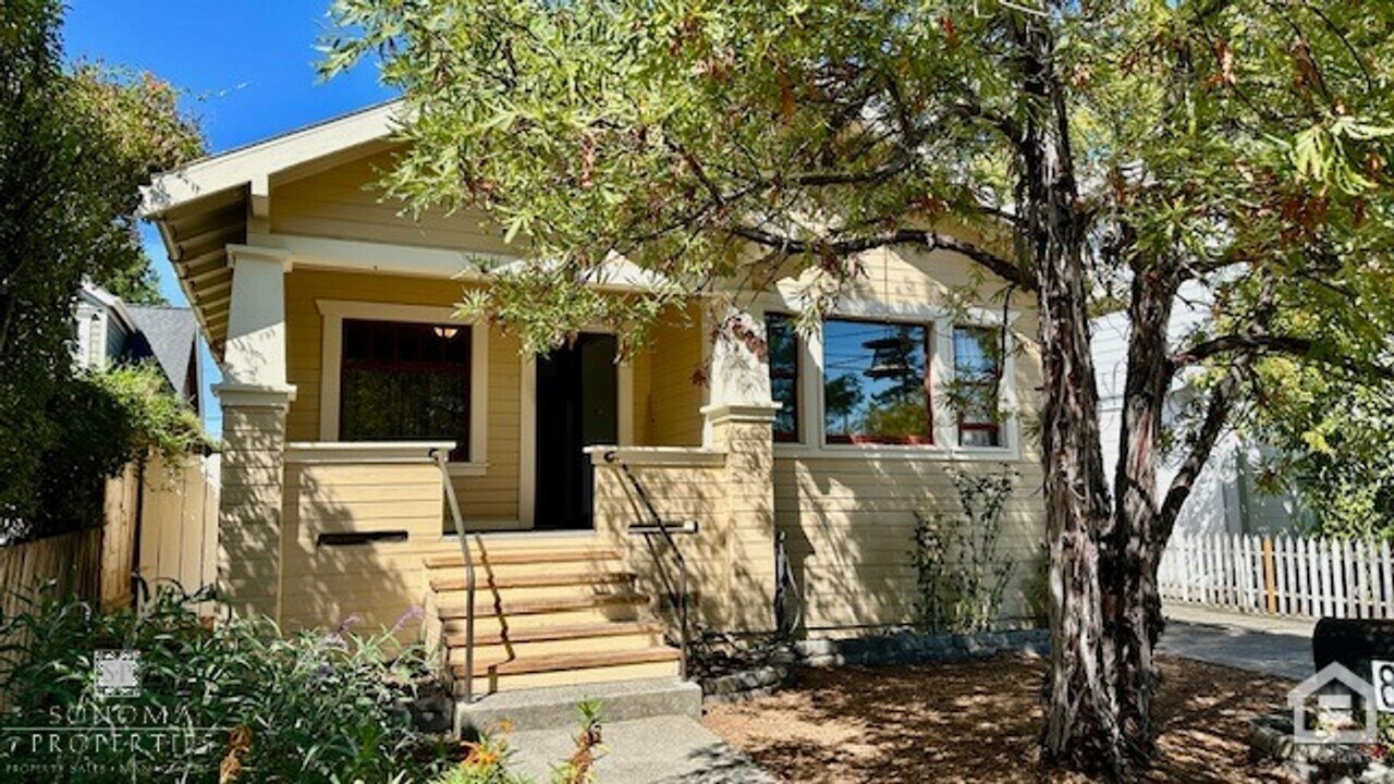 802 F St in Petaluma, CA - Building Photo