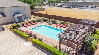 200 Riverbend Dr in Georgetown, TX - Building Photo