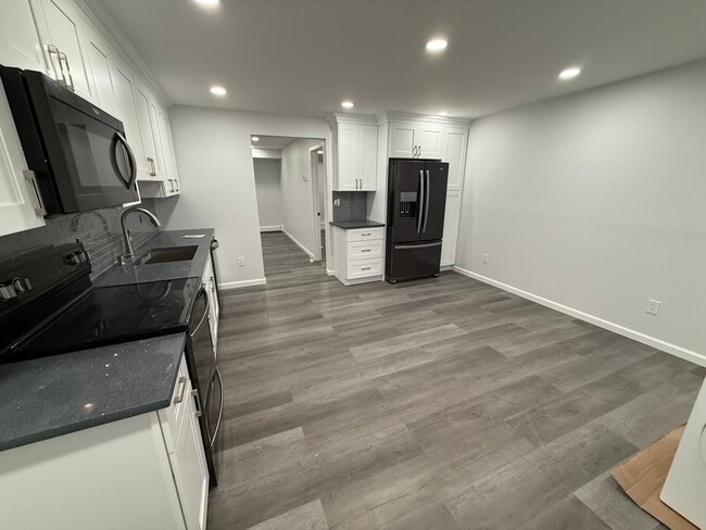 53 Homeland Dr, Unit B in Huntington, NY - Building Photo - Building Photo