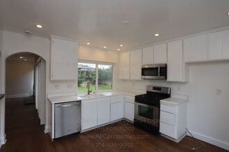 25502 McIntyre St in Laguna Hills, CA - Building Photo - Building Photo