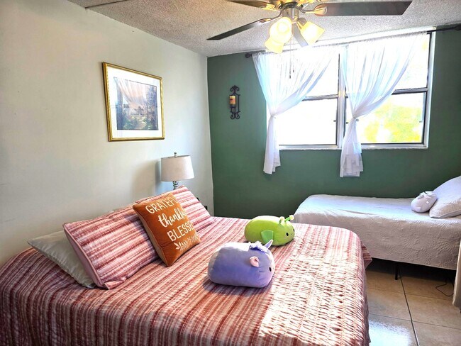 14155 SW 87th St, Unit E404 in Miami, FL - Building Photo - Building Photo