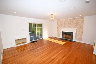 115 Old Mill Rd in Great Neck, NY - Building Photo - Building Photo