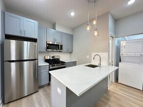 442 W Belden Ave, Unit A04C in Chicago, IL - Building Photo - Building Photo