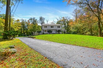 17 Turkey Hill Cir in Westport, CT - Building Photo - Building Photo