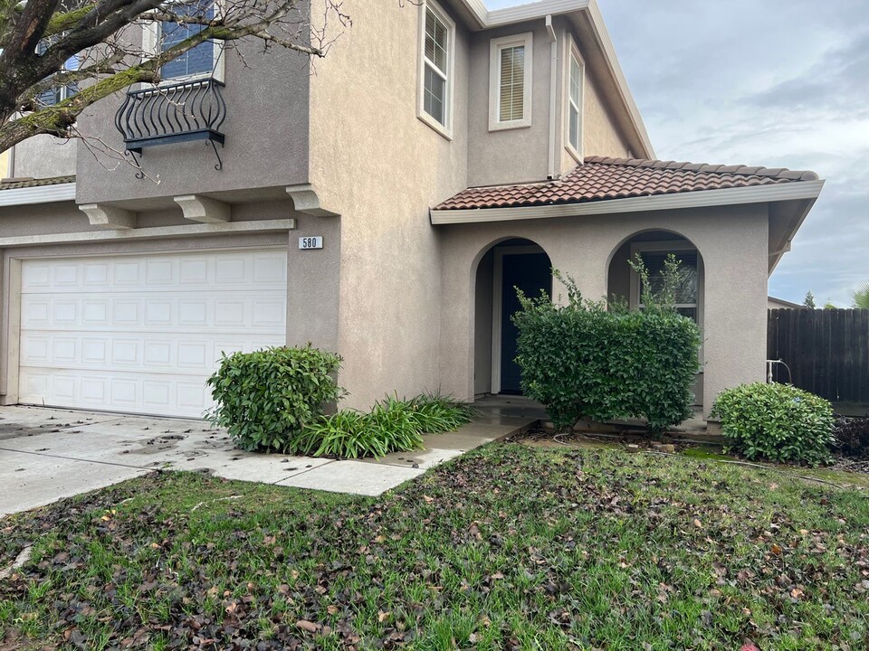 580 Beckman Way in Merced, CA - Foto de edificio