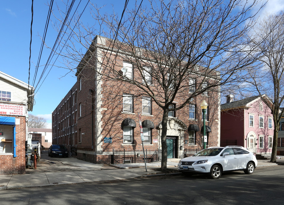 1375 Chapel Street in New Haven, CT - Building Photo