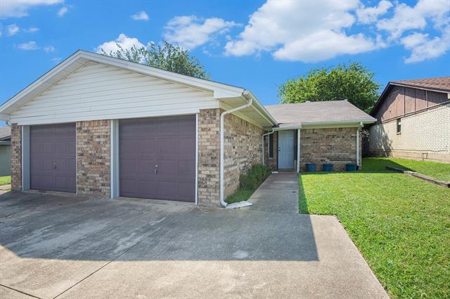 6819 W Cleburne Rd in Fort Worth, TX - Building Photo - Building Photo
