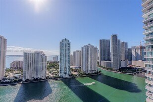 335 S Biscayne Blvd in Miami, FL - Building Photo