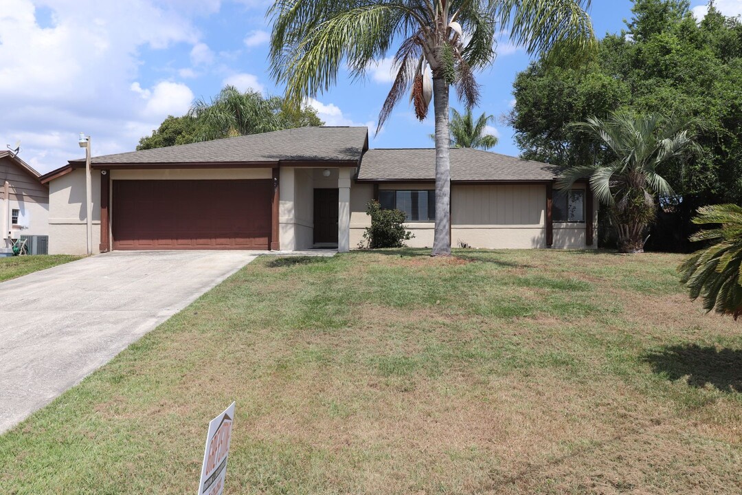 528 Tradewinds Dr in Deltona, FL - Building Photo