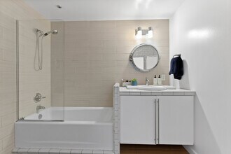 615 Hampton Dr in Los Angeles, CA - Building Photo - Building Photo