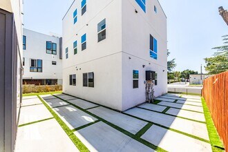 6700 Balboa Blvd in Los Angeles, CA - Building Photo - Building Photo