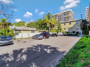 8910 Collins Ave in Miami Beach, FL - Foto de edificio - Building Photo