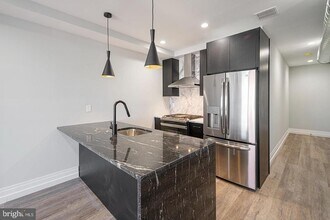 526 Brown St in Philadelphia, PA - Building Photo - Building Photo