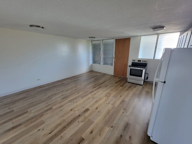 3175 Waialae Ave, Unit 203 in Honolulu, HI - Building Photo - Building Photo