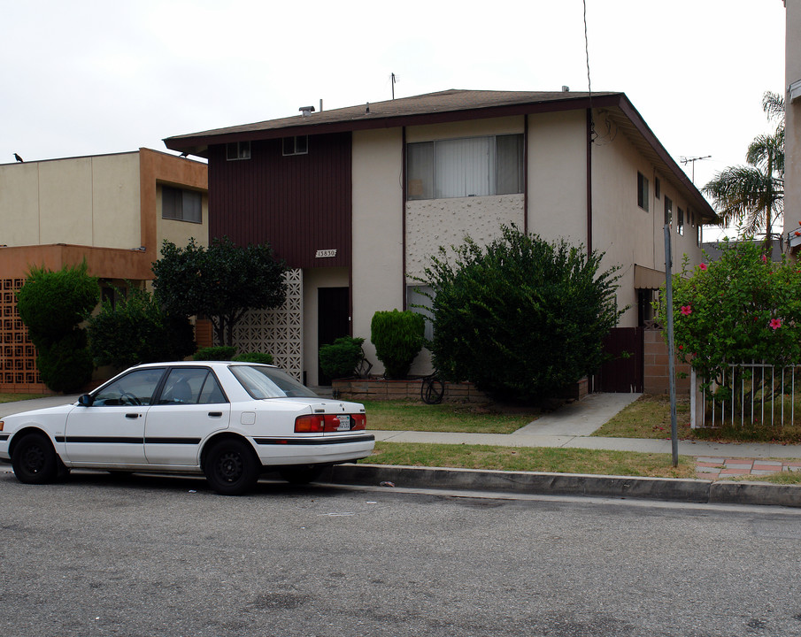 13830 Hawthorne Way in Hawthorne, CA - Building Photo