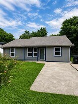 106 N 4th St in Crandall, TX - Building Photo