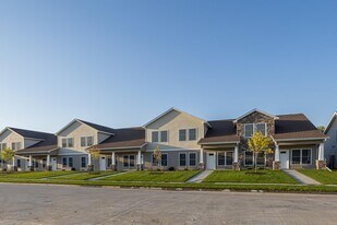 3467 Glenbrook Cir N in Bettendorf, IA - Building Photo