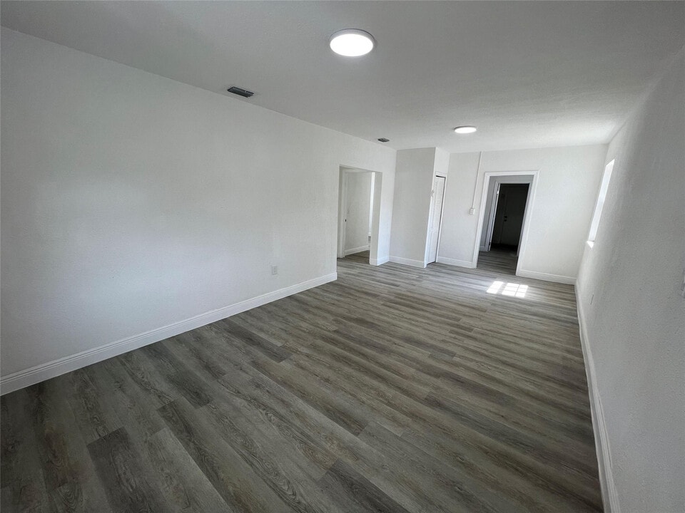 5615 SW 40th St in West Park, FL - Building Photo