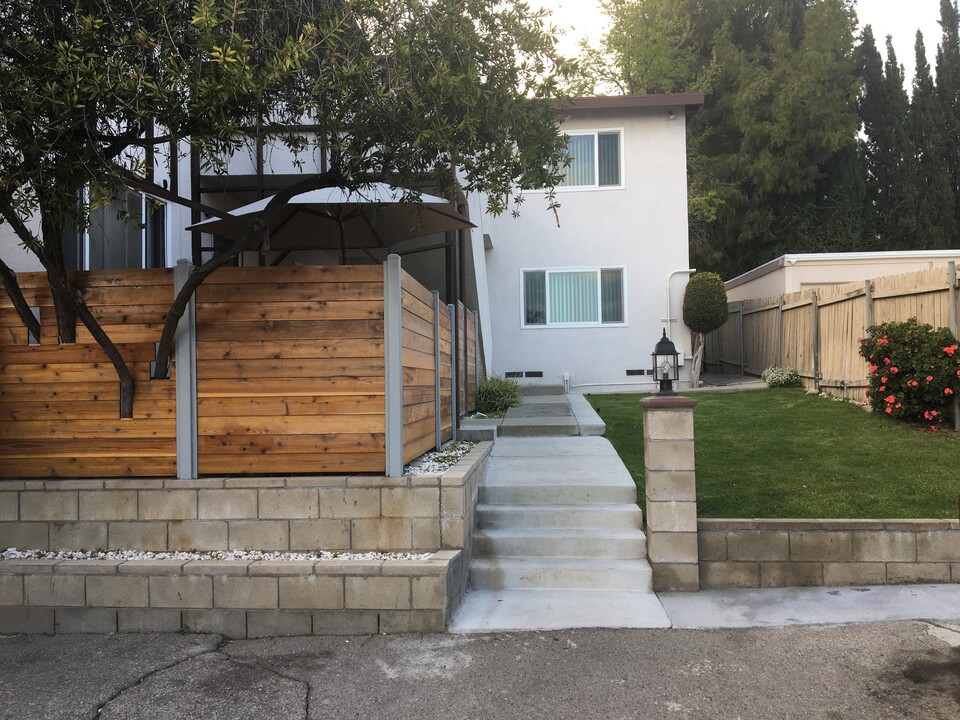 2521 Foothill Blvd, Unit 3 in La Crescenta, CA - Building Photo