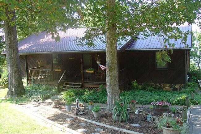 75 Forest Glenn Dr in Eddyville, KY - Foto de edificio - Building Photo