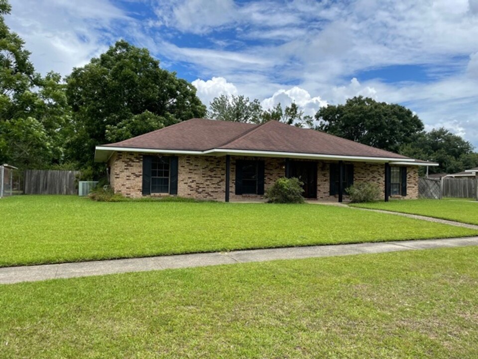 10112 W Brookside Dr in Baton Rouge, LA - Building Photo