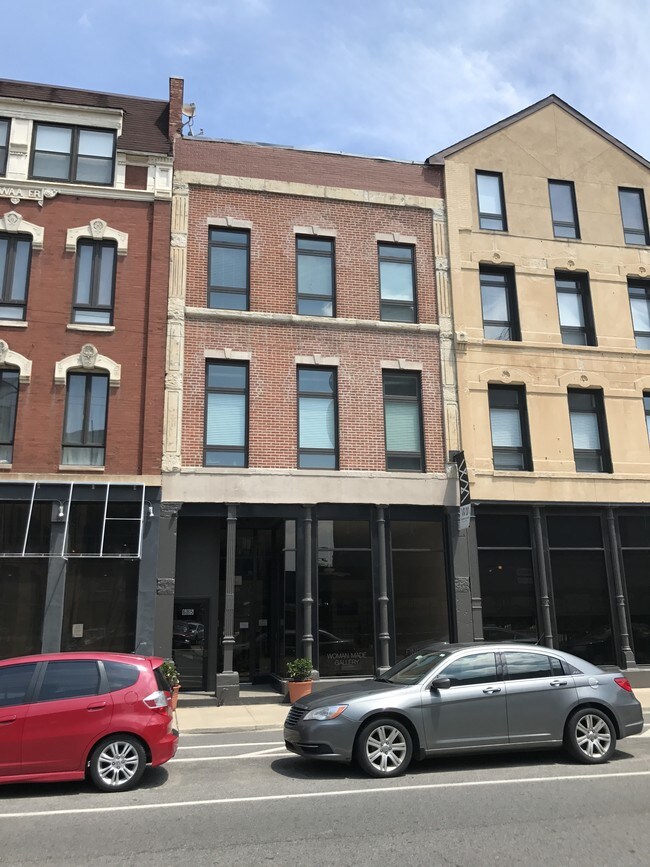 683-685 N Milwaukee Ave in Chicago, IL - Building Photo - Building Photo