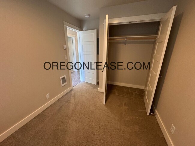 5869 Aster St in Springfield, OR - Building Photo - Building Photo