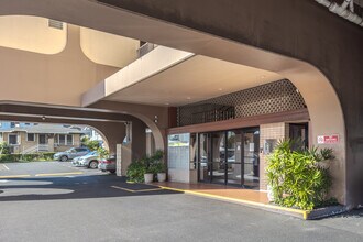 Coronet Apartments in Honolulu, HI - Building Photo - Building Photo