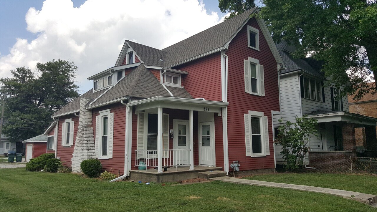 826 W Ashland Ave in Muncie, IN - Building Photo