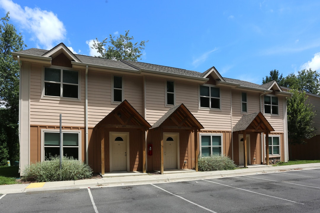 Highland Woods III in Boone, NC - Foto de edificio