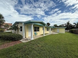 7057 Sunset Dr S in South Pasadena, FL - Building Photo