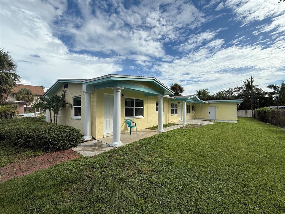 7057 Sunset Dr S in South Pasadena, FL - Building Photo