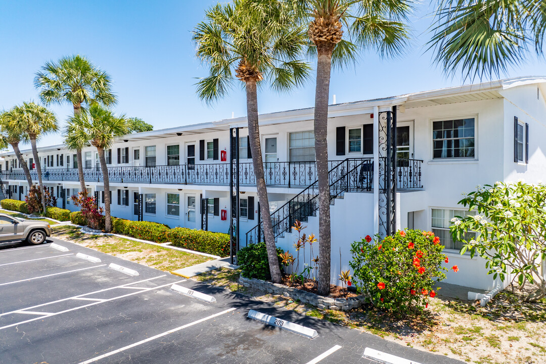 Walsingham Condominiums in Largo, FL - Building Photo