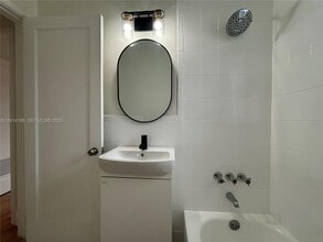 111 SW 31st Ct in Miami, FL - Foto de edificio - Building Photo