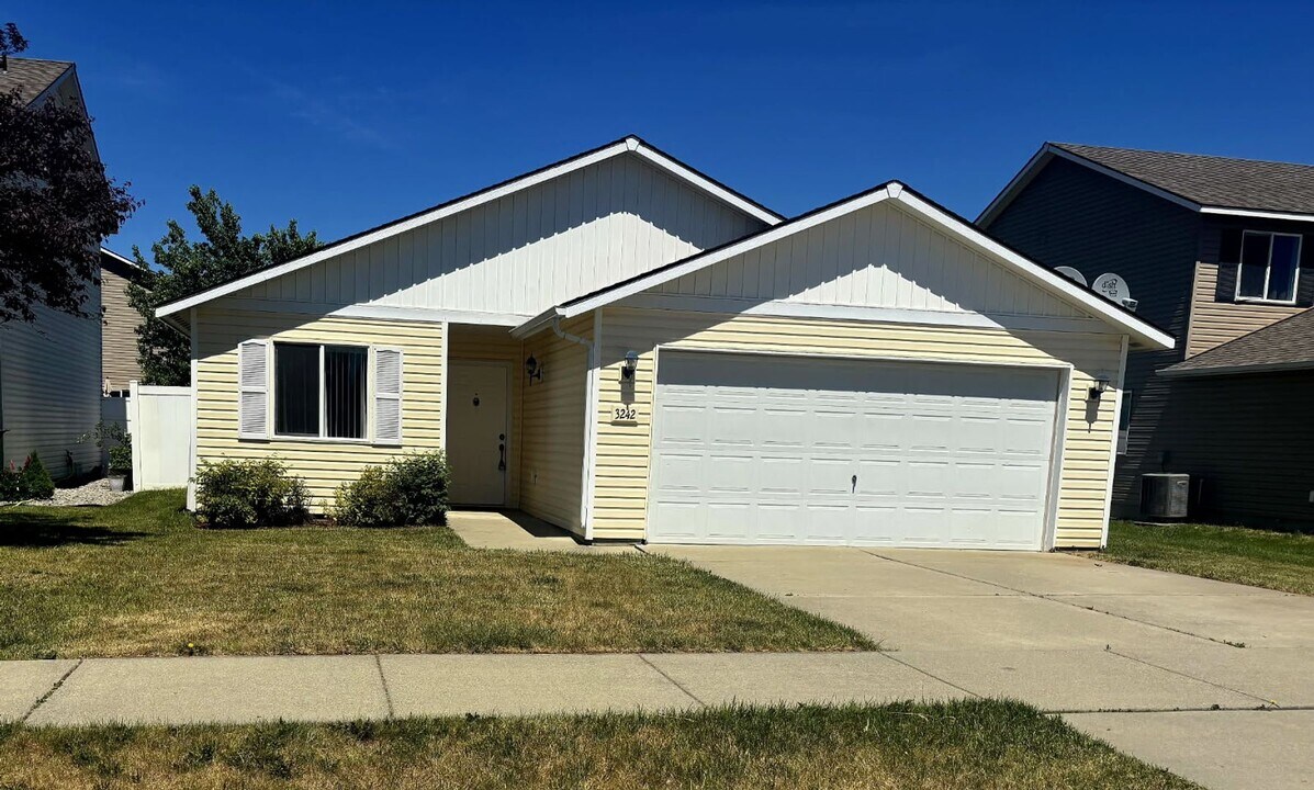 3242 W Lotze Loop in Coeur d'Alene, ID - Foto de edificio