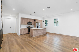 10805 Morrison St in Los Angeles, CA - Building Photo - Building Photo