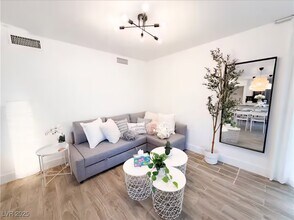 6969 Paddington Way in Las Vegas, NV - Building Photo - Building Photo