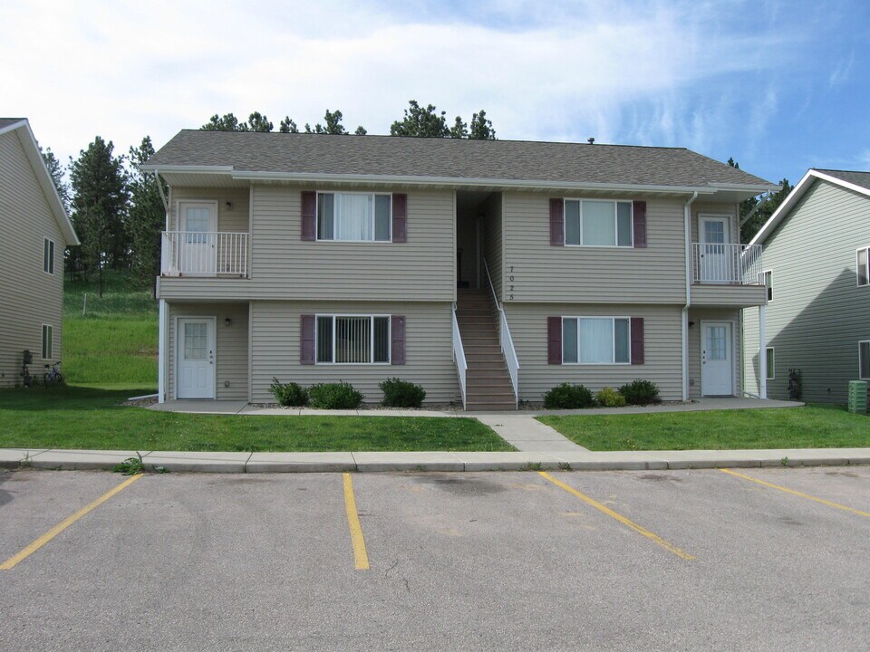 7025 Freedom Ct, Unit D in Summerset, SD - Building Photo