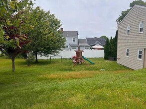22 Seaview Ct in Tiverton, RI - Building Photo - Building Photo