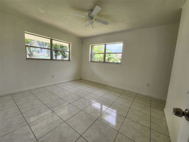 6502 Moseley St in Hollywood, FL - Foto de edificio - Building Photo