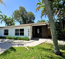 1645 NE 175th St in North Miami Beach, FL - Building Photo