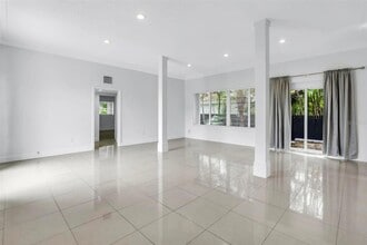 2300 SW 24th St in Miami, FL - Foto de edificio - Building Photo