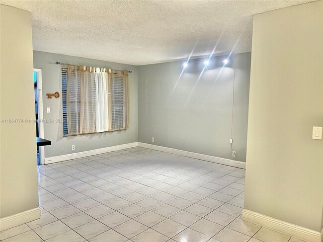 10002 Winding Lake Rd in Sunrise, FL - Building Photo - Building Photo