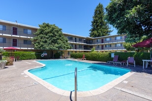 Metro Park Apartment Homes in San Leandro, CA - Building Photo