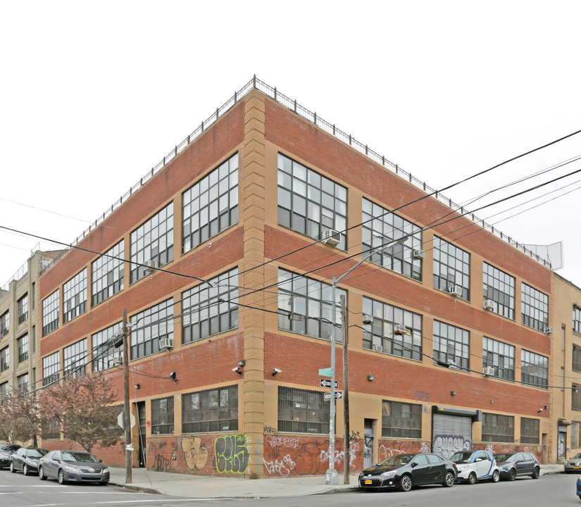 236 Moore St in Brooklyn, NY - Building Photo