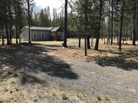 9818 Split Rail Rd in La Pine, OR - Building Photo