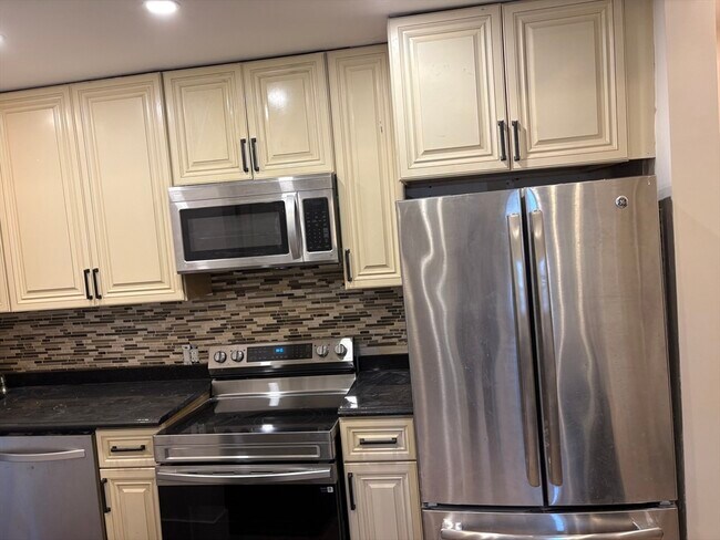 1672 Beacon St in Brookline, MA - Building Photo - Building Photo