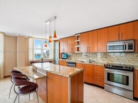 251 174th St in Sunny Isles Beach, FL - Building Photo
