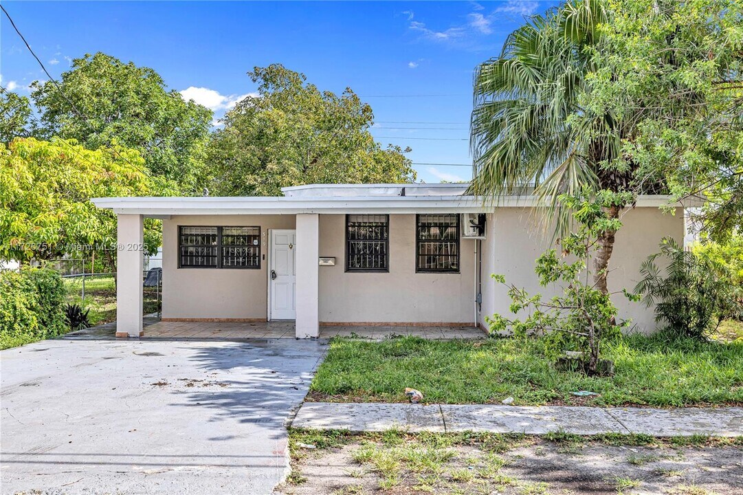 319 NE 171 St in North Miami Beach, FL - Building Photo